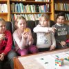 Pörgettyű és rubik kocka a könyvtárban